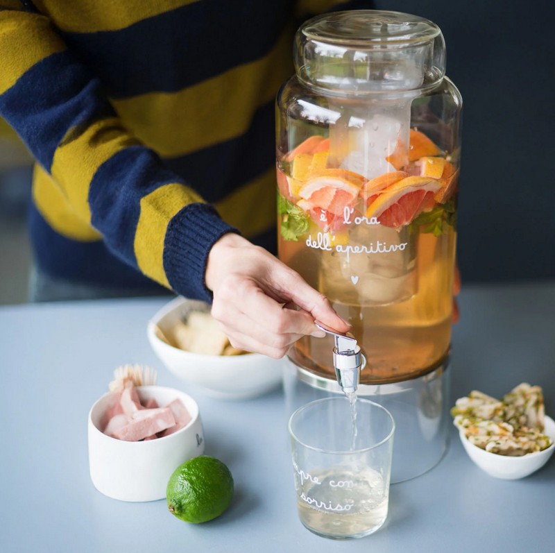 Dispenser per bevande in vetro da 3 litri con rubinetto, portaghiaccio e alzata decorato con scritta “È l'ora dell'aperitivo